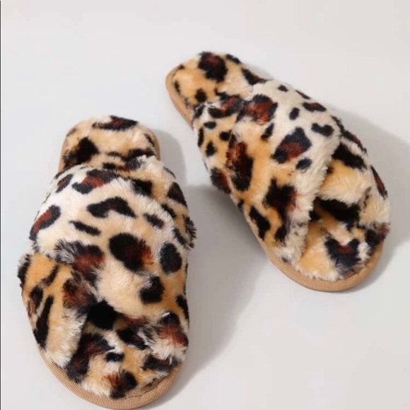 ❤️4 for $25❤️Leopard Graphic Fluffy Slippers Tan/Brown - Picture 3 of 3